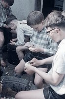 1955. Bayern. München. Jungs putzen ihre Schuhe